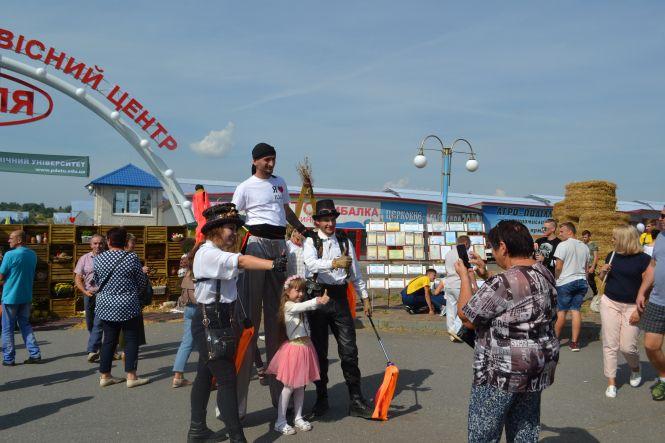 Пили настоянки й співали пісні: що було на Агро Поділля 2019 (ФОТО), фото №14 на сайті vsim.ua
