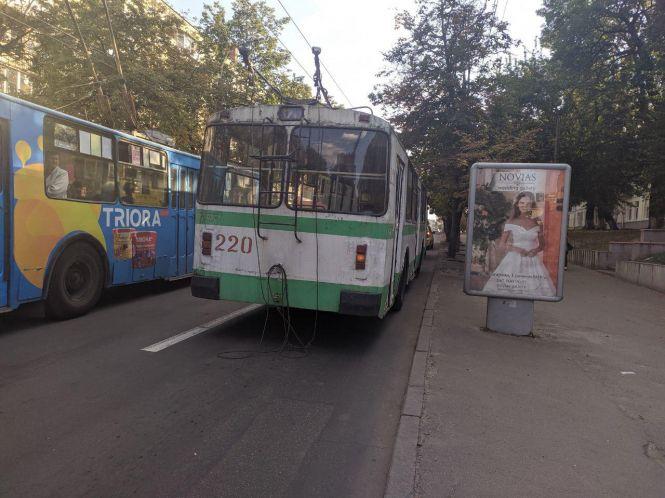Новини Хмельницького - фото з На Кам'янецькій тролейбус збив дівчину. Версії свідків різні На Кам'янецькій тролейбус збив дівчину. Версії свідків різні, фото №3 на сайті vsim.ua