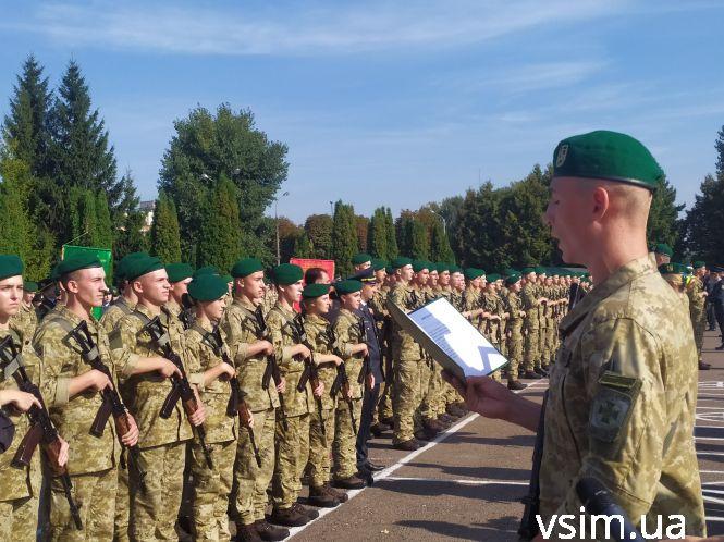 Курсанти з посмішками, матері зі сльозами: якою була присяга прикордонників у Хмельницькому (ФОТО, ВІДЕО), фото №4 на сайті vsim.ua