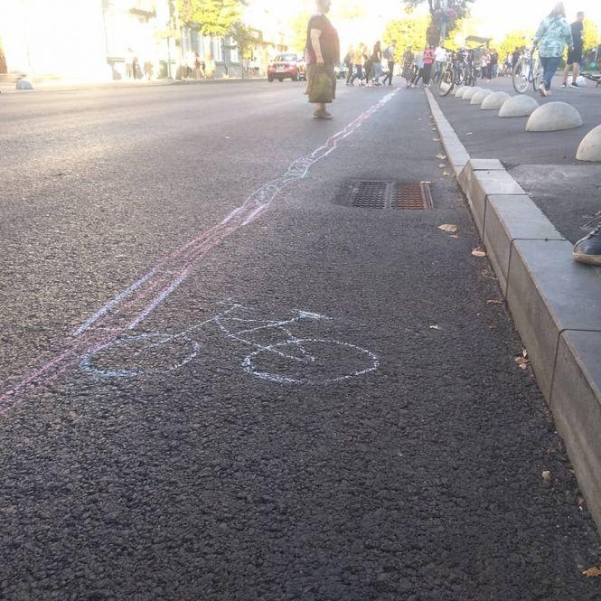 Новини Житомира - фото з У Житомирі крейдою нанесли імпровізовану велорозмітку У Житомирі крейдою нанесли імпровізовану велорозмітку, фото №1 на сайті 20minut.ua