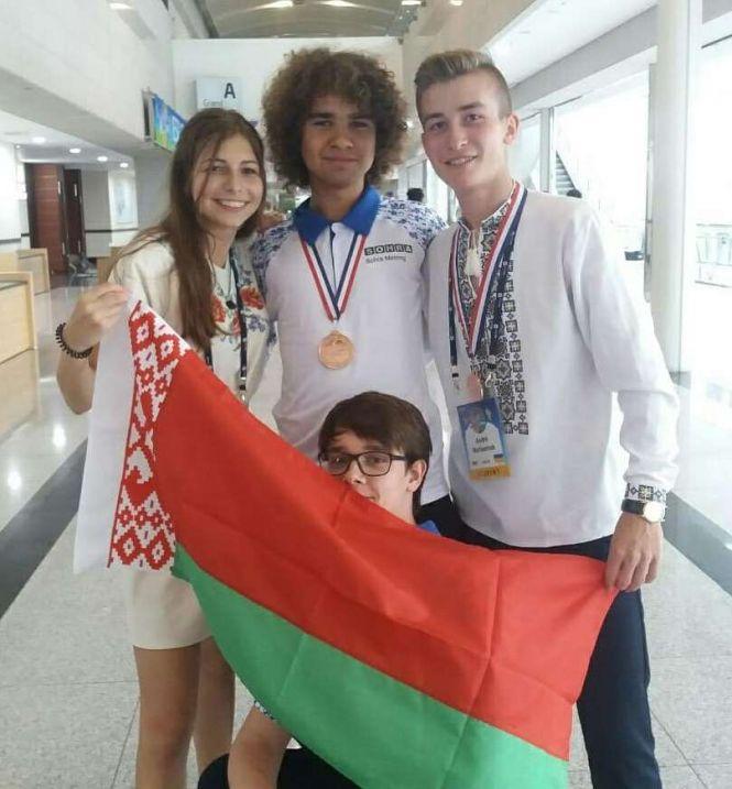 Новини Вінниці - фото з Замість презентації заспівали «Червону руту» Вінничанин привіз з Кореї медаль за географію Замість презентації заспівали «Червону руту» Вінничанин привіз з Кореї медаль за географію, фото №7 на сайті 20minut.ua