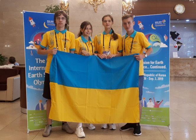 Новини Вінниці - фото з Замість презентації заспівали «Червону руту» Вінничанин привіз з Кореї медаль за географію Замість презентації заспівали «Червону руту» Вінничанин привіз з Кореї медаль за географію, фото №3 на сайті 20minut.ua