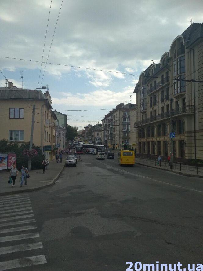 Новини Тернополя - фото з На “Східному” аварія: зіштовхнулись низькопідлоговий та двоповерховий автобуси На “Східному” аварія: зіштовхнулись низькопідлоговий та двоповерховий автобуси, фото №2 на сайті 20minut.ua