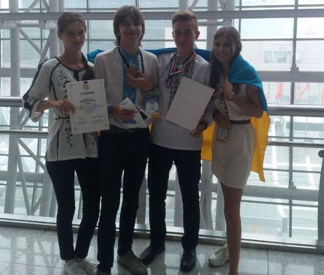 Новини Вінниці - фото з Замість презентації заспівали «Червону руту» Вінничанин привіз з Кореї медаль за географію Замість презентації заспівали «Червону руту» Вінничанин привіз з Кореї медаль за географію, фото №2 на сайті 20minut.ua