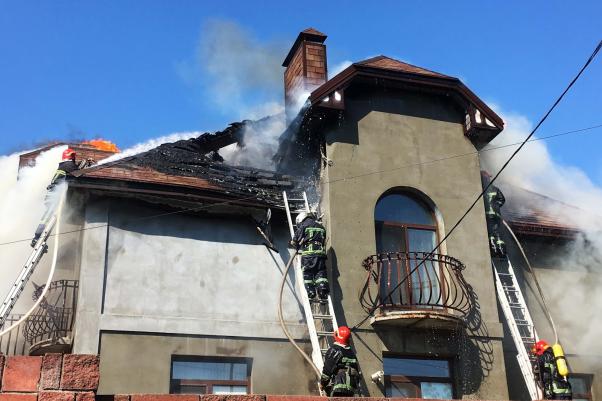 Новини Хмельницького - фото з Пожежа у Лісових Гринівцях: сільський котедж гасив 31 рятувальник Пожежа у Лісових Гринівцях: сільський котедж гасив 31 рятувальник, фото №1 на сайті vsim.ua