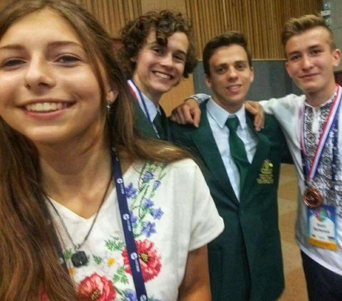 Новини Вінниці - фото з Замість презентації заспівали «Червону руту» Вінничанин привіз з Кореї медаль за географію Замість презентації заспівали «Червону руту» Вінничанин привіз з Кореї медаль за географію, фото №5 на сайті 20minut.ua