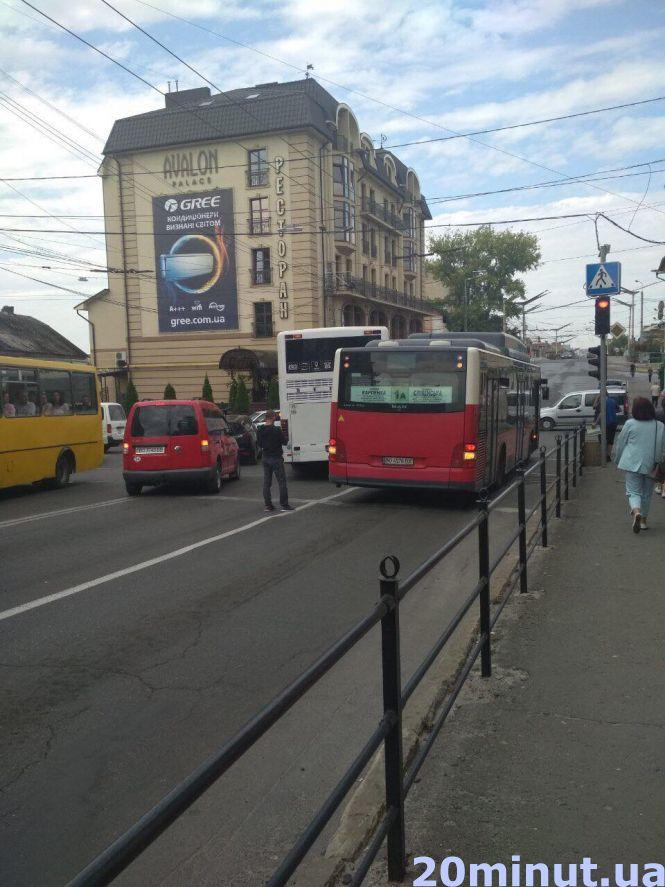 Новини Тернополя - фото з На “Східному” аварія: зіштовхнулись низькопідлоговий та двоповерховий автобуси На “Східному” аварія: зіштовхнулись низькопідлоговий та двоповерховий автобуси, фото №1 на сайті 20minut.ua