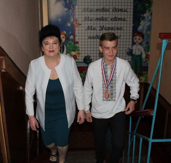 Новини Вінниці - фото з Замість презентації заспівали «Червону руту» Вінничанин привіз з Кореї медаль за географію Замість презентації заспівали «Червону руту» Вінничанин привіз з Кореї медаль за географію, фото №6 на сайті 20minut.ua