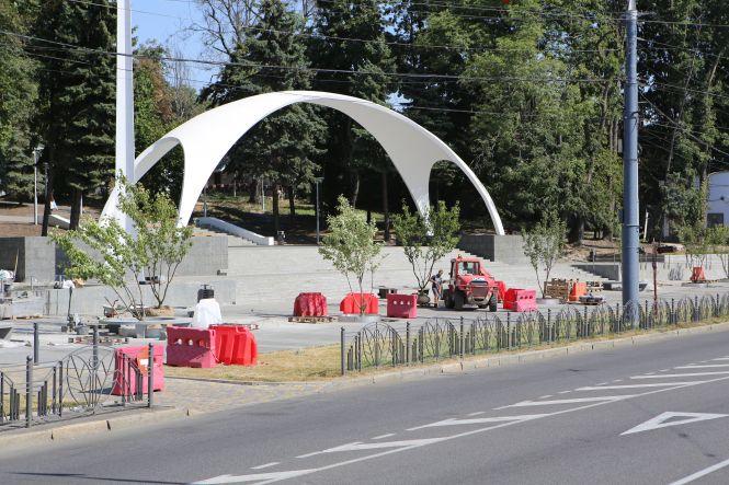 Сакури та круглі лавки встановили біля Арки Центрального парку, фото №1 на сайті 20minut.ua