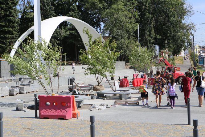 Сакури та круглі лавки встановили біля Арки Центрального парку, фото №4 на сайті 20minut.ua