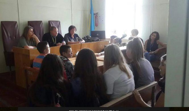 Настановча екскурсія: 8-класники спілкувались з суддею, прокурором та інспектором поліції, фото №1 на сайті 20minut.ua