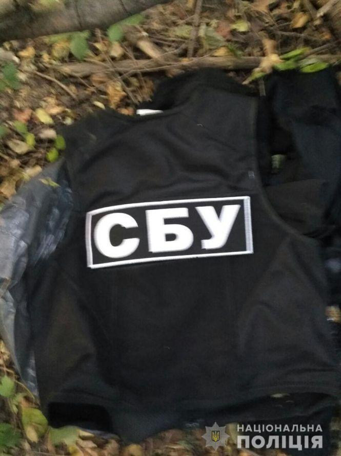 Зброю і форму СБУ вилучили правоохоронці зі сховку підозрюваних у розбійному нападі на поліцейських охорони у Житомирі, фото №1 на сайті 20minut.ua