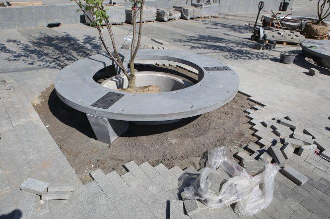 Сакури та круглі лавки встановили біля Арки Центрального парку, фото №3 на сайті 20minut.ua