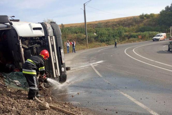 Новини Хмельницького - фото з Під Кам'янцем перекинулася вантажівка. На місці працювали рятувальники Під Кам'янцем перекинулася вантажівка. На місці працювали рятувальники, фото №1 на сайті vsim.ua