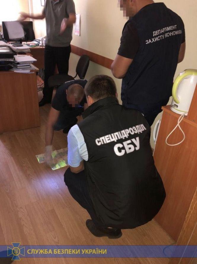 Новини Хмельницького - фото з На Хмельниччині СБУ затримала на хабарі посадовця Держпродспоживслужби (ФОТО) На Хмельниччині СБУ затримала на хабарі посадовця Держпродспоживслужби (ФОТО), фото №2 на сайті vsim.ua