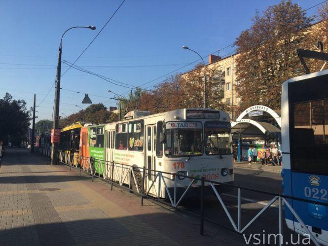 Транспортний колапс: у Хмельницькому стали всі тролейбуси, фото №2 на сайті vsim.ua