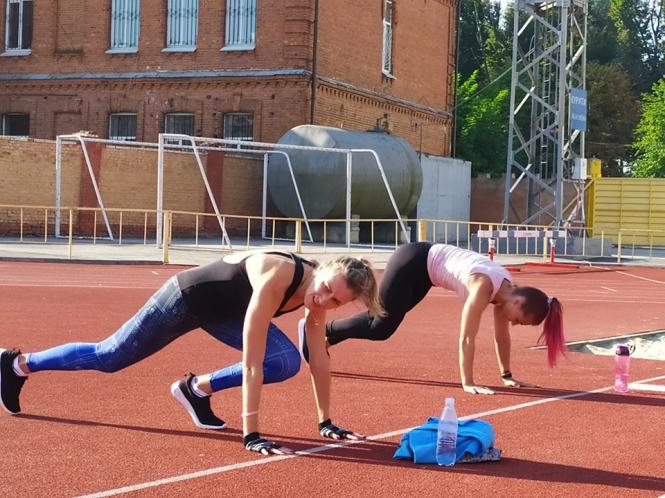 ÐÐ° Ð¸Ð·Ð¾Ð±ÑÐ°Ð¶ÐµÐ½Ð¸Ð¸ Ð¼Ð¾Ð¶ÐµÑ Ð½Ð°ÑÐ¾Ð´Ð¸ÑÑÑÑ: Ð¾Ð´Ð¸Ð½ Ð¸Ð»Ð¸ Ð½ÐµÑÐºÐ¾Ð»ÑÐºÐ¾ ÑÐµÐ»Ð¾Ð²ÐµÐº Ð¸ Ð»ÑÐ´Ð¸ Ð·Ð°Ð½Ð¸Ð¼Ð°ÑÑÑÑ ÑÐ¿Ð¾ÑÑÐ¾Ð¼