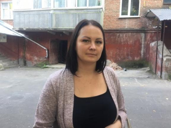 Кидає з вікна пляшки й труси: мешканці будинку на Тернопільській скаржаться на сусідку, фото №3 на сайті vsim.ua