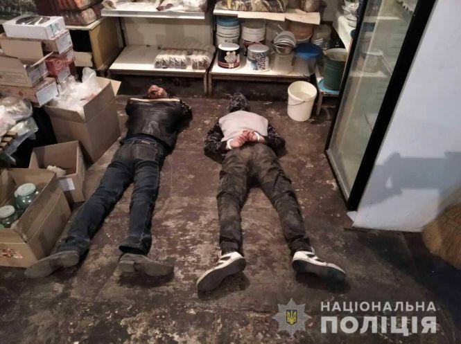 Брали головне - алкоголь та цигарки: у Новограді-Волинському у магазині затримали нічних «відвідувачів», фото №1 на сайті 20minut.ua