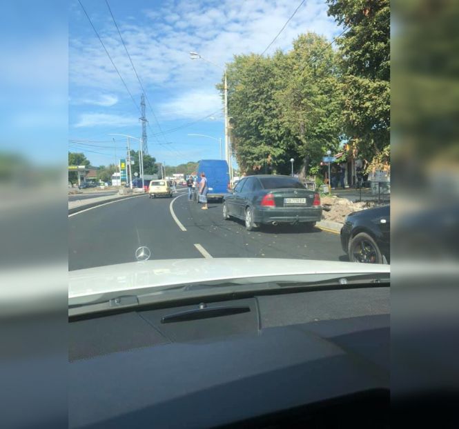 Мерія звернулась до поліції, щоб припинити парковку біля авторинку «Сатурн» на сайті 20minut.ua Мерія звернулась до поліції, щоб припинити парковку біля авторинку «Сатурн», фото №3 на сайті 20minut.ua