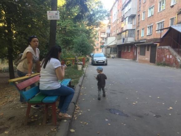 Кидає з вікна пляшки й труси: мешканці будинку на Тернопільській скаржаться на сусідку, фото №2 на сайті vsim.ua