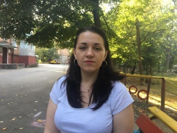 Кидає з вікна пляшки й труси: мешканці будинку на Тернопільській скаржаться на сусідку, фото №1 на сайті vsim.ua