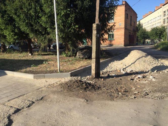 На території центральної районної лікарні ведуться активні роботи з благоустрою, фото №3 на сайті 20minut.ua