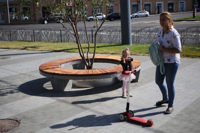 Новини Вінниці - фото з Нова зона відпочинку: круглі лавки та сакури поставили біля Арки Центрального парку Нова зона відпочинку: круглі лавки та сакури поставили біля Арки Центрального парку, фото №2 на сайті 20minut.ua