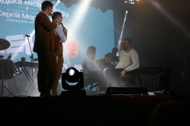 Вінничанин на головній сцені до Дня міста освідчився коханій на сайті 20minut.ua Вінничанин на головній сцені до Дня міста освідчився коханій, фото №3 на сайті 20minut.ua