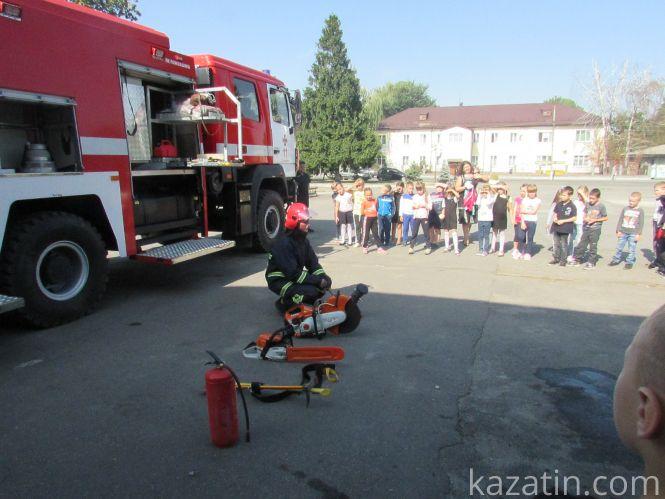 Новини Козятина - фото з «Запобігти! Врятувати! Допомогти!»: рятувальники влаштували дошкільнятам показові виступи