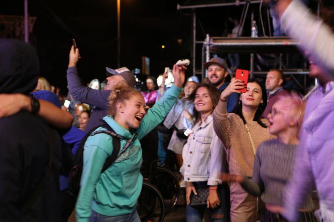 Драйвовий Ляпіс, ніжна Федишин і на вершині з Ріаnобоєм. Як пройшов концерт біля Книжки? на сайті 20minut.ua Драйвовий Ляпіс, ніжна Федишин і на вершині з Ріаnобоєм. Як пройшов концерт біля Книжки?, фото №18 на сайті 20minut.ua