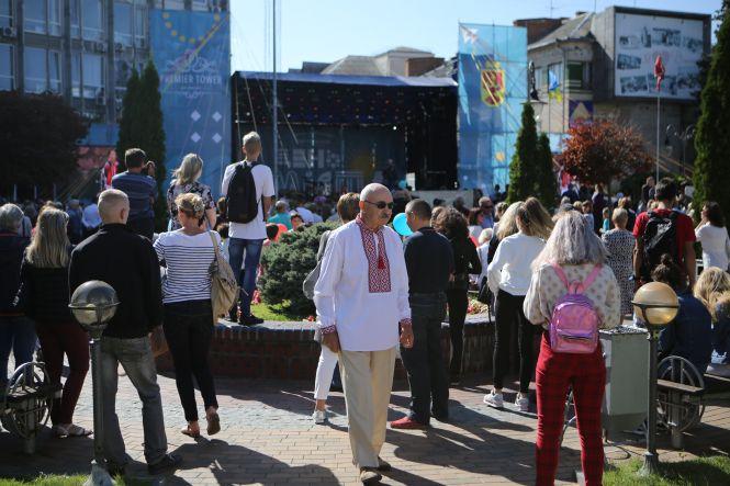 Новини Вінниці - фото з Запальним танцем під хіт ONUKA відкрили святкування Дня міста Вінниці Запальним танцем під хіт ONUKA відкрили святкування Дня міста Вінниці, фото №1 на сайті 20minut.ua