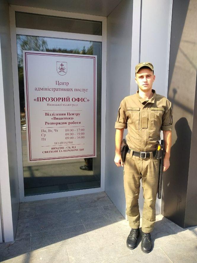 Новини Вінниці - фото з У «Прозорому офісі» нацгвардієць врятував життя жінці, яка втратила свідомість У «Прозорому офісі» нацгвардієць врятував життя жінці, яка втратила свідомість, фото №1 на сайті 20minut.ua