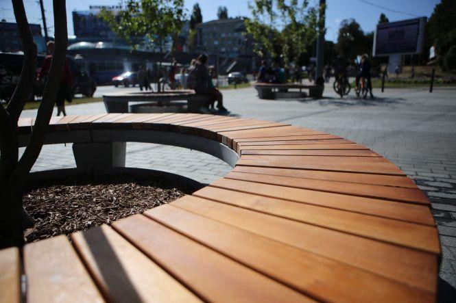 Новини Вінниці - фото з Нова зона відпочинку: круглі лавки та сакури поставили біля Арки Центрального парку Нова зона відпочинку: круглі лавки та сакури поставили біля Арки Центрального парку, фото №3 на сайті 20minut.ua