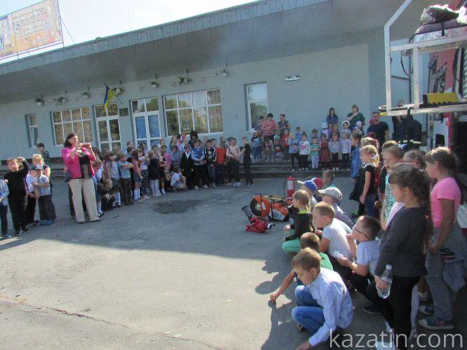 Новини Козятина - фото з «Запобігти! Врятувати! Допомогти!»: рятувальники влаштували дошкільнятам показові виступи