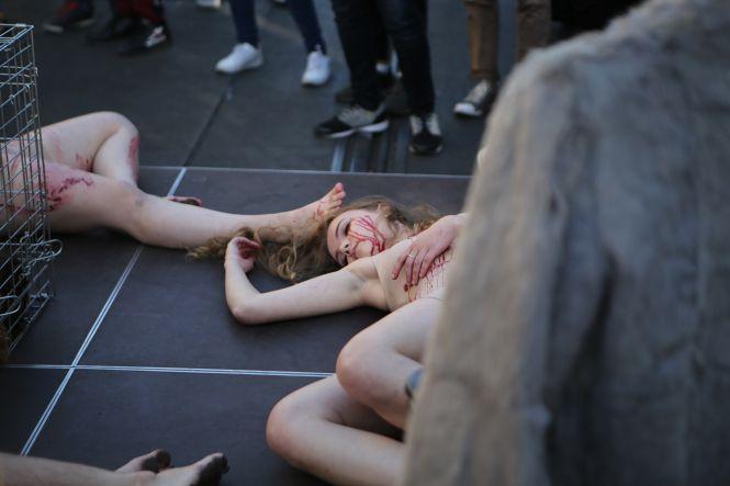 Дівчата у «крові» та хутряні шуби. Найбільш шокуюча локація до Дня міста, фото №3 на сайті 20minut.ua