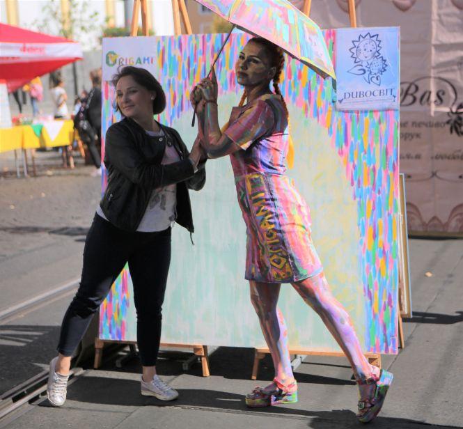 Новини Вінниці - фото з Запальним танцем під хіт ONUKA відкрили святкування Дня міста Вінниці Запальним танцем під хіт ONUKA відкрили святкування Дня міста Вінниці, фото №10 на сайті 20minut.ua