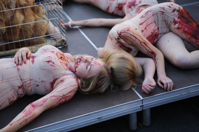 Дівчата у «крові» та хутряні шуби. Найбільш шокуюча локація до Дня міста, фото №2 на сайті 20minut.ua