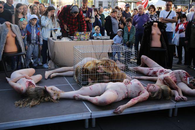 Дівчата у «крові» та хутряні шуби. Найбільш шокуюча локація до Дня міста, фото №1 на сайті 20minut.ua