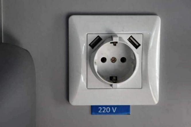 Без килимів та з USB-розетками: "Укрзалізниця" показали оновлені плацкартні вагони, фото №1 на сайті vsim.ua