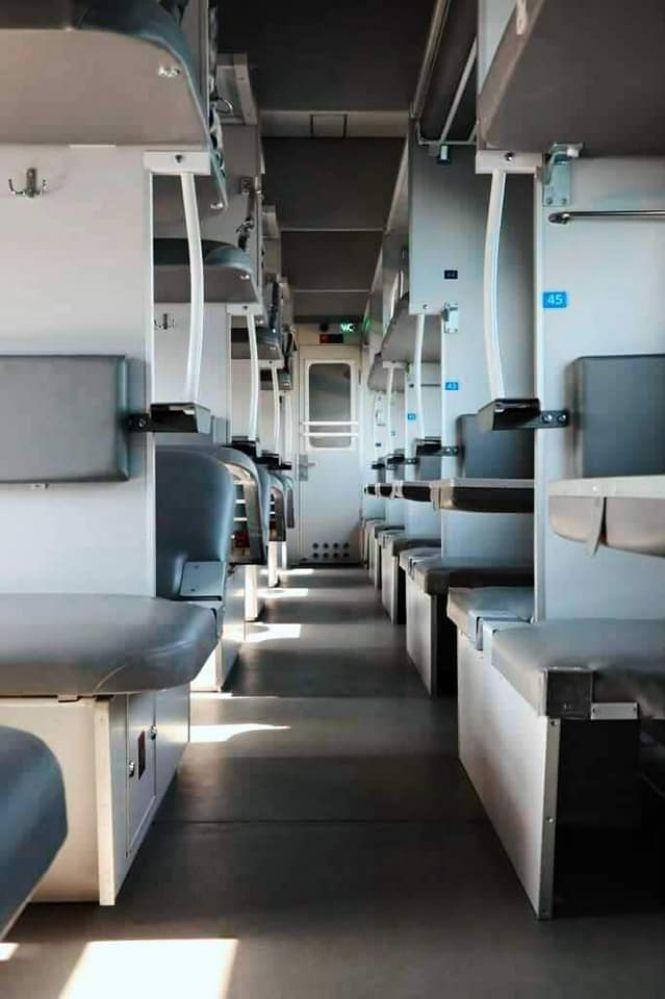 Без килимів та з USB-розетками: "Укрзалізниця" показали оновлені плацкартні вагони, фото №2 на сайті vsim.ua