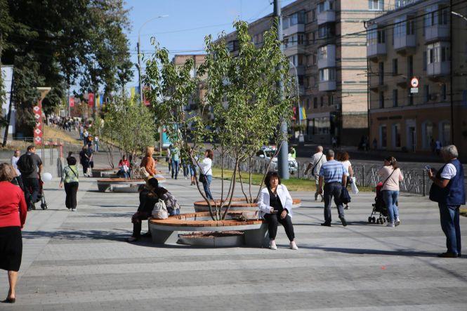 Новини Вінниці - фото з Нова зона відпочинку: круглі лавки та сакури поставили біля Арки Центрального парку Нова зона відпочинку: круглі лавки та сакури поставили біля Арки Центрального парку, фото №1 на сайті 20minut.ua