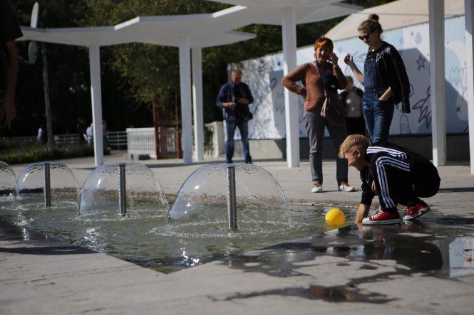 Новини Вінниці - фото з Нова зона відпочинку: круглі лавки та сакури поставили біля Арки Центрального парку Нова зона відпочинку: круглі лавки та сакури поставили біля Арки Центрального парку, фото №4 на сайті 20minut.ua