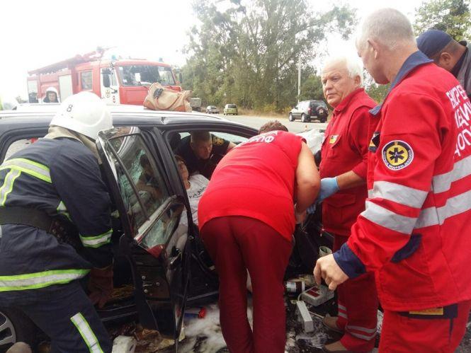 Біля Нетішина "лоб у лоб" зіткнулися Renault та Opel: є постраждалі (ФОТО), фото №1 на сайті vsim.ua