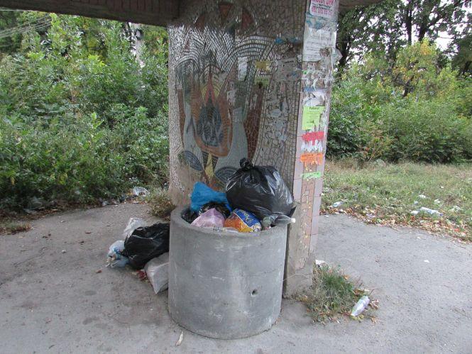 На автобусній зупинці зробили сміттєзвалище, фото №1 на сайті 20minut.ua