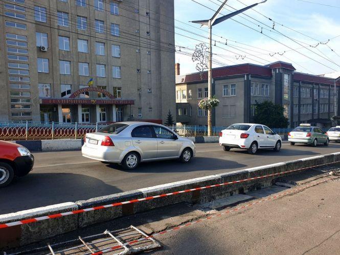 На мосту біля техуніверситету ремонтують пошкоджені тротуари, фото №4 на сайті 20minut.ua
