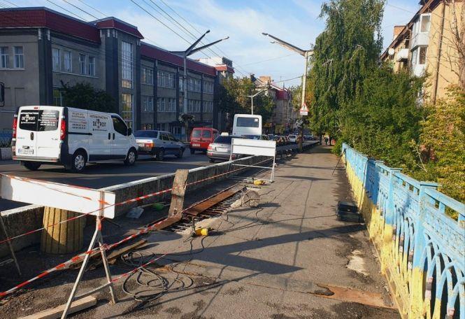 На мосту біля техуніверситету ремонтують пошкоджені тротуари, фото №3 на сайті 20minut.ua