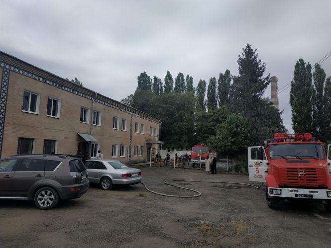 Новини Хмельницького - фото з 8 рятувальників на 2 машинах гасили пожежу пральні у Кам'янці (ФОТО) 8 рятувальників на 2 машинах гасили пожежу пральні у Кам'янці (ФОТО), фото №3 на сайті vsim.ua