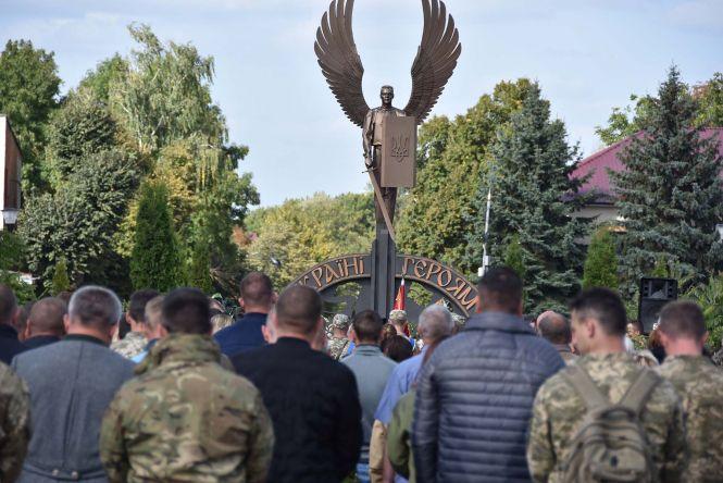 У Красилові попрощалися з 26-річним Максимом Кондратюком, який загинув на Сході, фото №3 на сайті vsim.ua