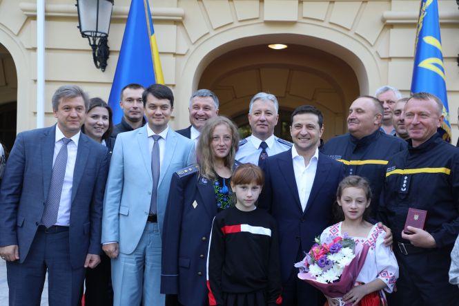 Президент Зеленський нагородив двох героїв-рятівників з Вінниччини, фото №1 на сайті 20minut.ua